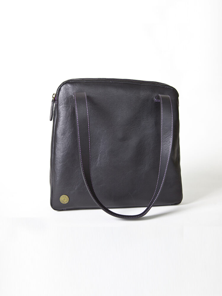 The elegant Baby Jud leather handbag complements your outfit whether you are going to work or out with friends.