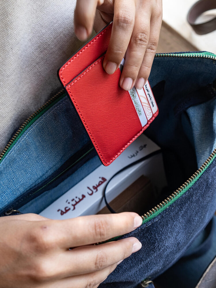 With the MW cardholder's 4 card slots and a compartment for bills you can leave your house lightly carrying only your cardholder.
