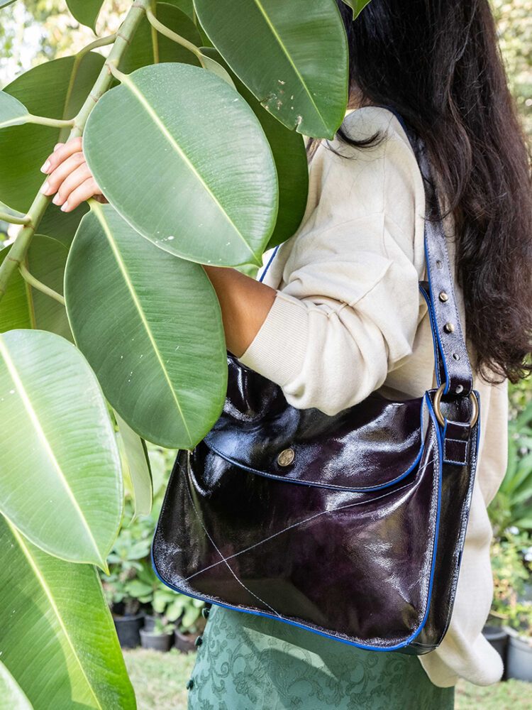 The Messagére is MakladWali's take on a Messenger bag for women. Its leather is a glossy deep purple.
